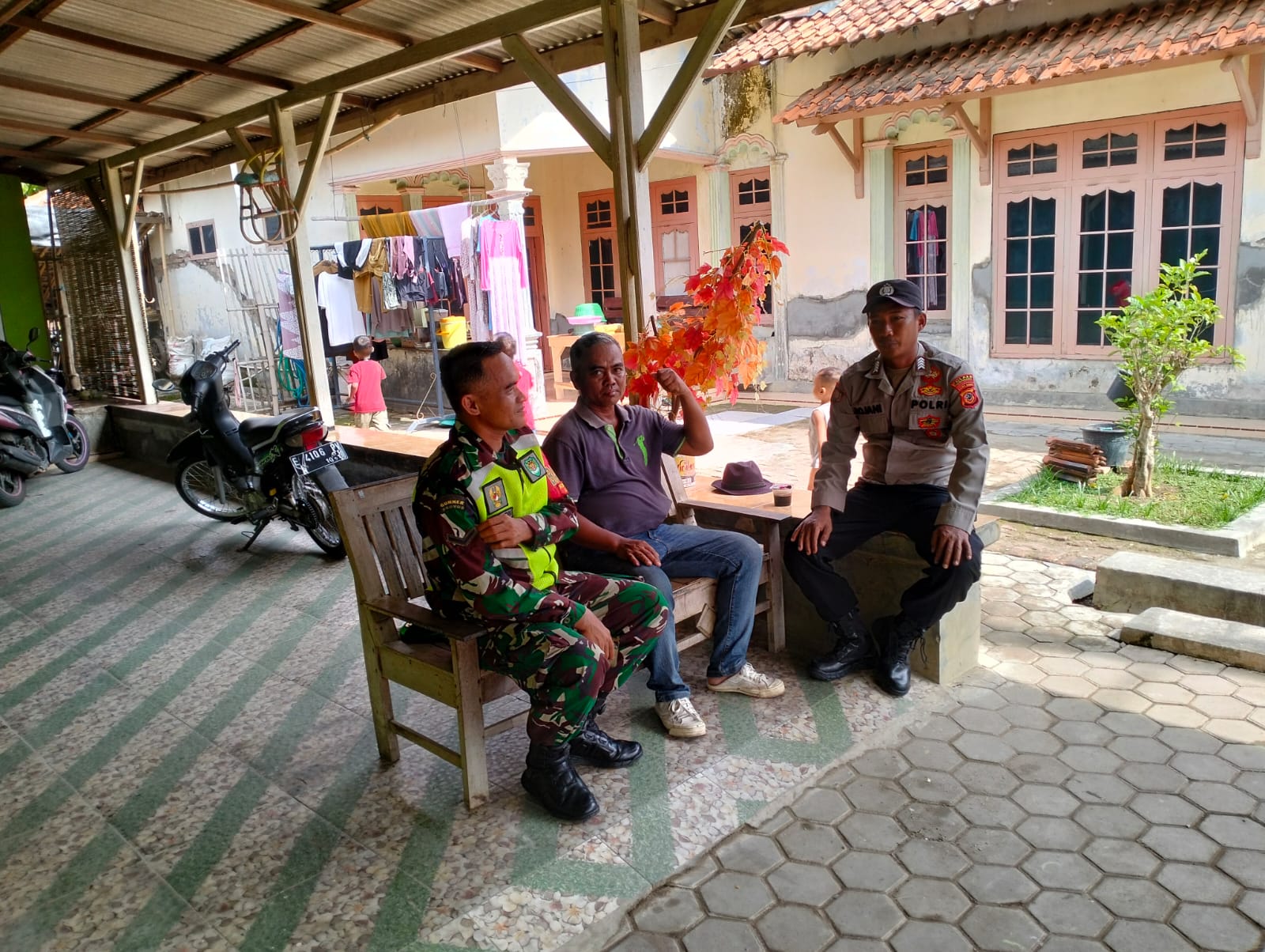 Bhabinkamtibmas Polsek Lohbener Sampaikan Pesan Kamtibmas Kepada Tokoh Masyarakat Bojongslawi