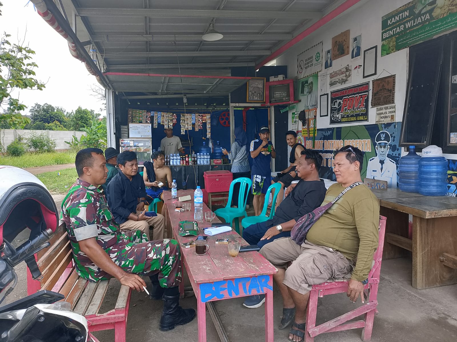 Babinsa Koramil 1603 Lohbener Melaksanakan Komsos Dengan Masyarakat Desa Bojongslawi